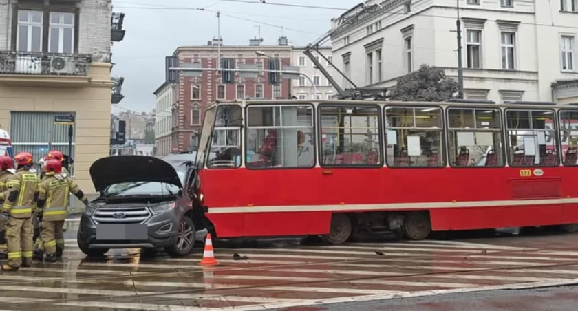Zderzenie tramwaju z samochodem osobowym w centrum Katowic