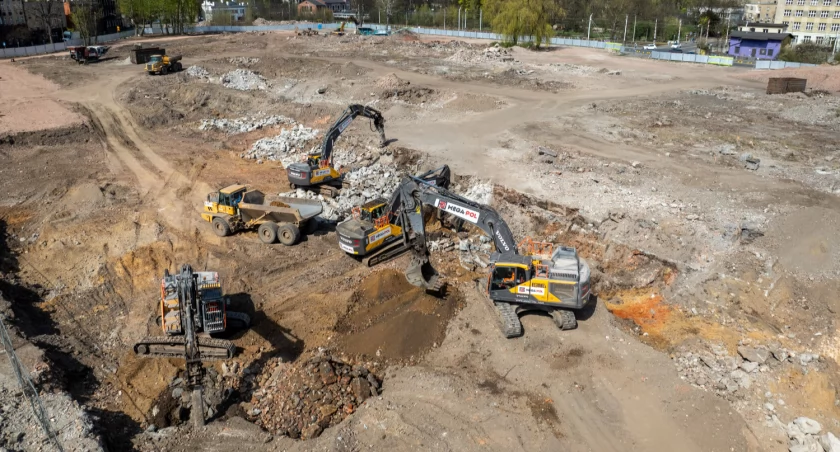 Na terenie po hucie stali powstaje duży park handlowy