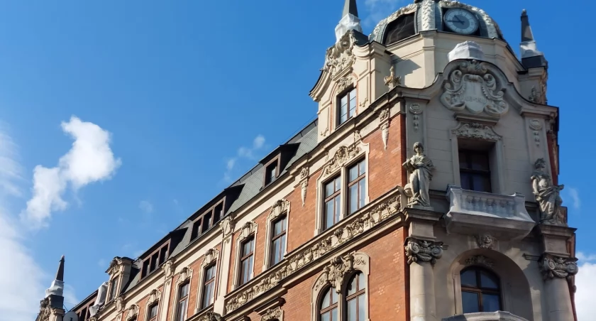 Jedna z najbardziej charakterystycznych kamienic w Katowicach zaczyna się sypać. Miasto nie ma na nią pomysłu