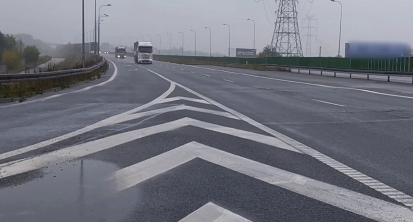 Naprawa na A1. „Fale” znikną, ale na krótkim odcinku i będą duże utrudnienia
