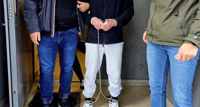 Szukali narkotyków na os. Ptasim. Gdy podjechał radiowóz, jeden z nich rzucił się z nożem na policjanta i go dźgnął