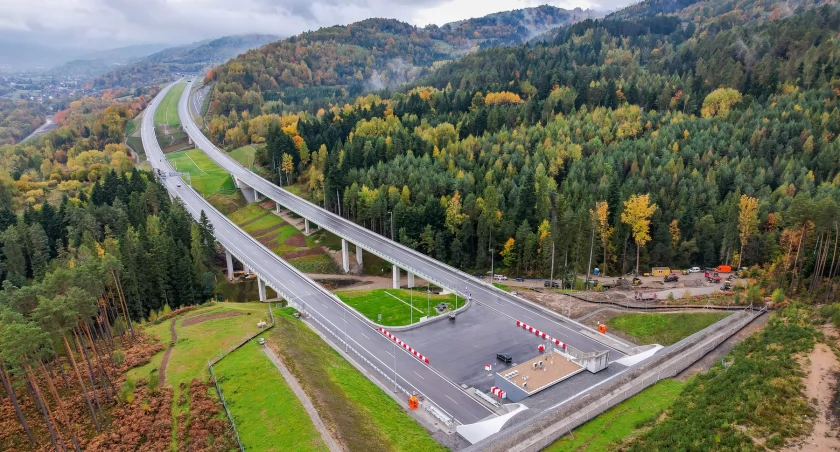 Estakadami nad miasteczkami i tunelami pod Beskidami. Kierowcy pojadą nowym odcinkiem S1