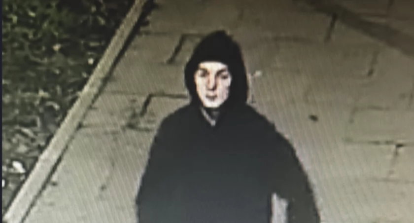 Wybił szybę w Żabce. Policja poszukuje tego mężczyzny