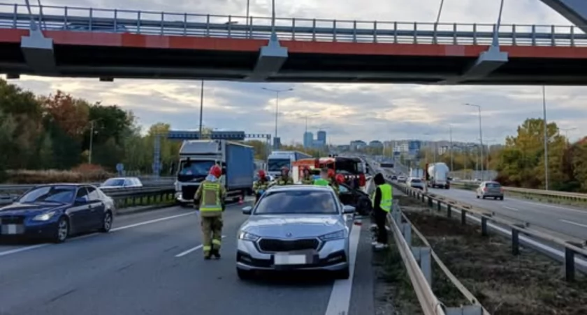 Kilka samochodów zderzyło się na autostradzie A4. Korek jest coraz dłuższy