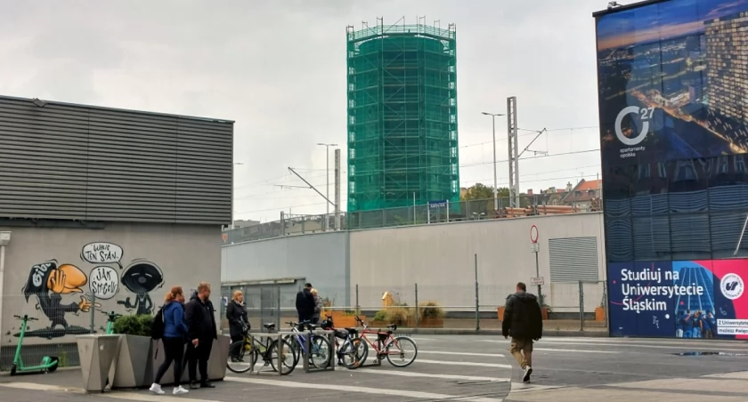 Wieża na stacji Katowice otoczona rusztowaniem. W końcu przestanie straszyć