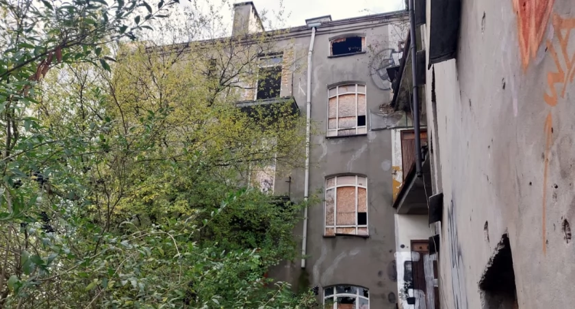 Pożar kamienicy w centrum Katowic. Budynek należący do PKP jest opuszczony od 10 lat