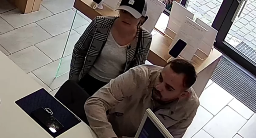 Ze sklepu w centrum Katowic ukradli telefony komórkowe. Policja publikuje zdjęcia
