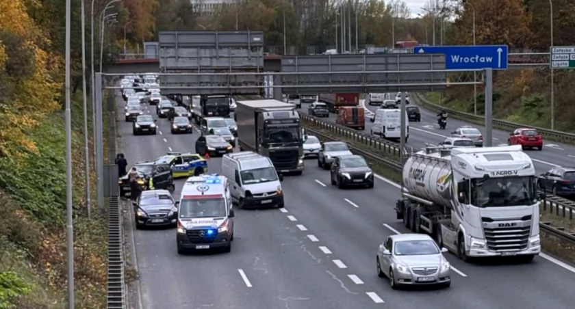 Kilka samochodów zderzyło się na autostradzie A4. Są duże utrudnienia