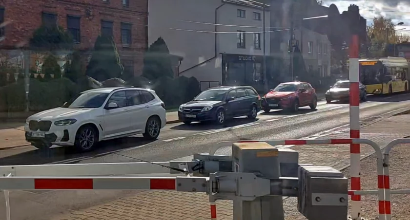 Pociągi jadą, samochody stoją. Przejazd kolejowy na ul. Jankego będzie często zamykany