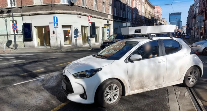 Auto ze „skrzynią” na ulicach Katowic. Liczy samochody na miejscach postojowych