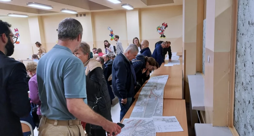 Wywłaszczenia, mniej przejazdów i korki. Mieszkańcy obawiają się przebudowy linii kolejowej Piotrowice-Tychy