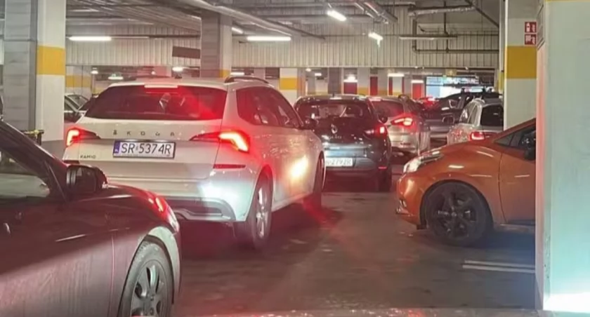 Ludzie ruszyli do centrów handlowych. Są korki do Silesia City Center 