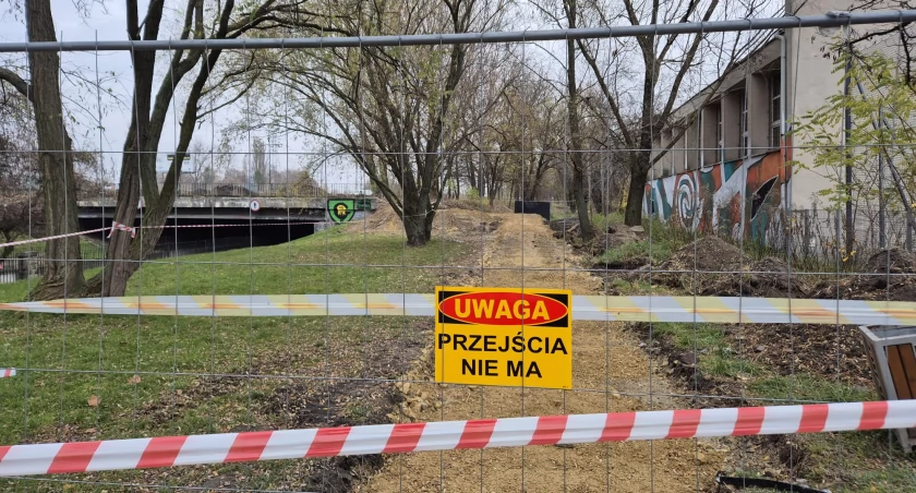 Dzikie przejście nad Rawą powoli znika. Powstaje nowy łącznik na moście