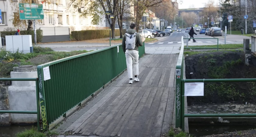 Rozpoczyna się remont kładki nad Rawą