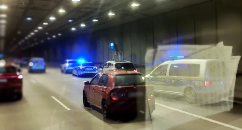 Szarpanina w tunelu. Po kolizji strażnicy rozdzielali kierowców
