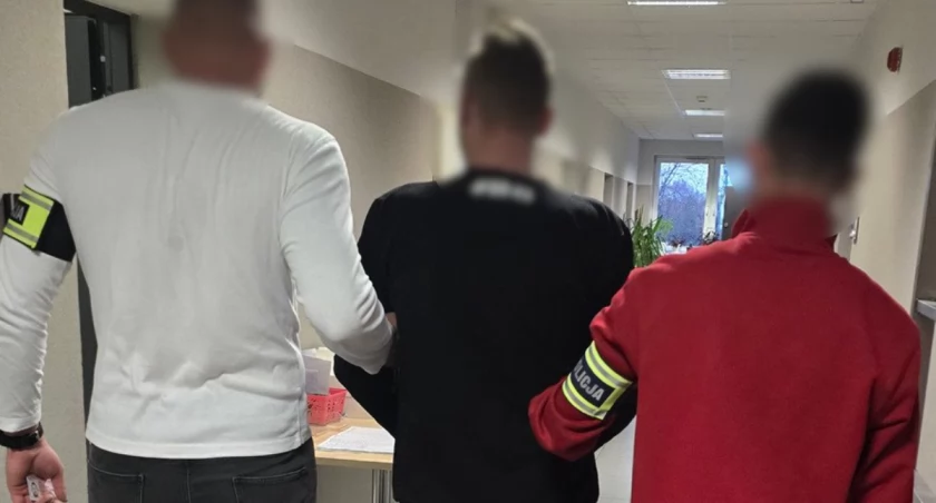 Próbował rozjechać trzy osoby na chodniku. Usłyszał zarzut usiłowania zabójstwa