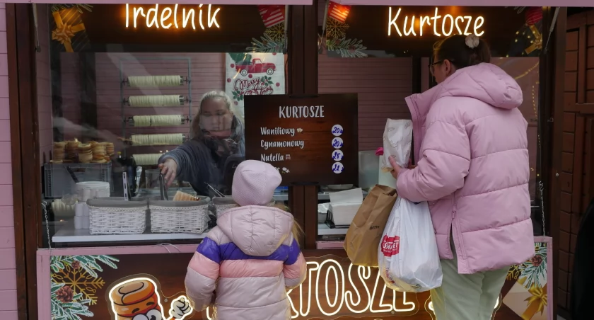 W Katowicach rozpoczął się Jarmark Bożonarodzeniowy. Jest dużo góralskich serków i grzanego wina