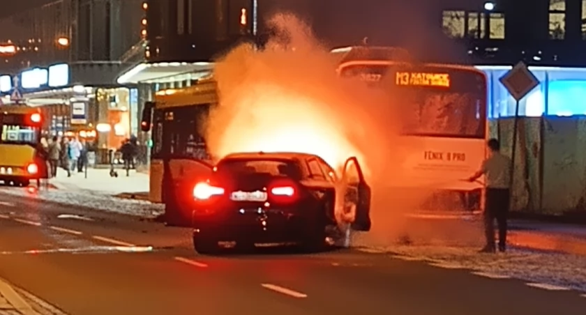 W centrum Katowic samochód osobowy zderzył się z autobusem, a potem się zapalił