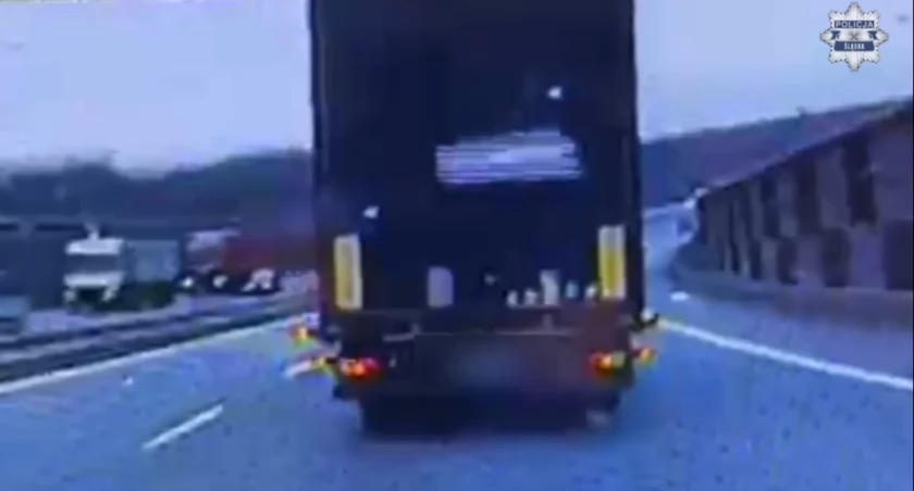 Na autostradzie A4 tafla lodu spadła z ciężarówki tuż przed radiowozem. Kierowca został ukarany mandatem