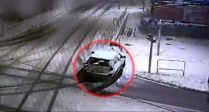 Jechał slalomem i uderzył w latarnię. Policja zatrzymała pijanego kierowcę