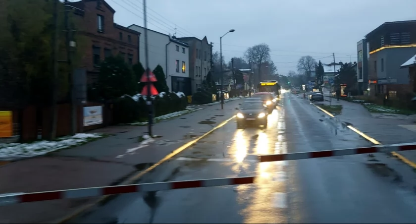 Trochę mniejsze korki na Jankego. Przejazdy kolejowe już nie będą regularnie zamykane