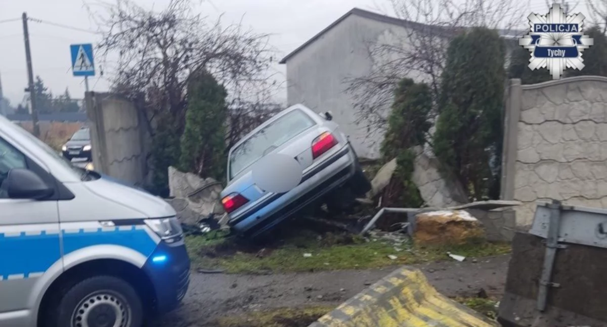 Pościg za BMW. Kierowca prawie potrącił policjanta i rozbił auto na ogrodzeniu