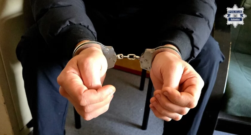 Wszedł za seniorką do mieszkania i zaczął ją dusić. Zmusił ją do oddania biżuterii