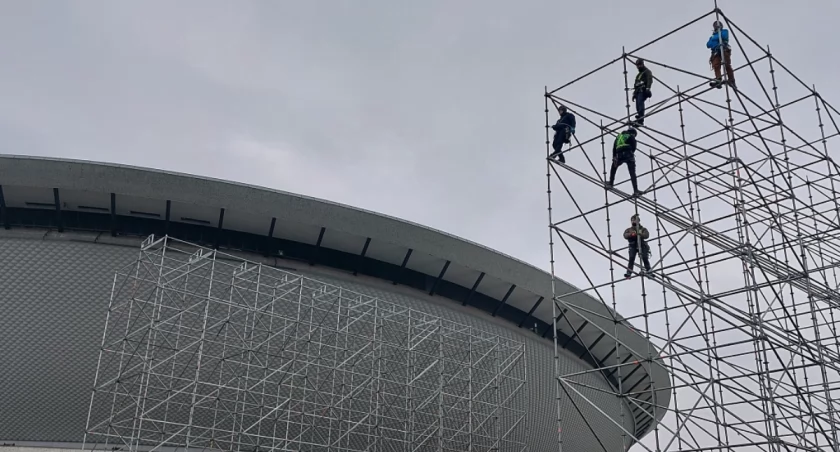 Przed Spodkiem zaczęła się budowa sylwestrowej sceny. Impreza będzie sporo kosztować