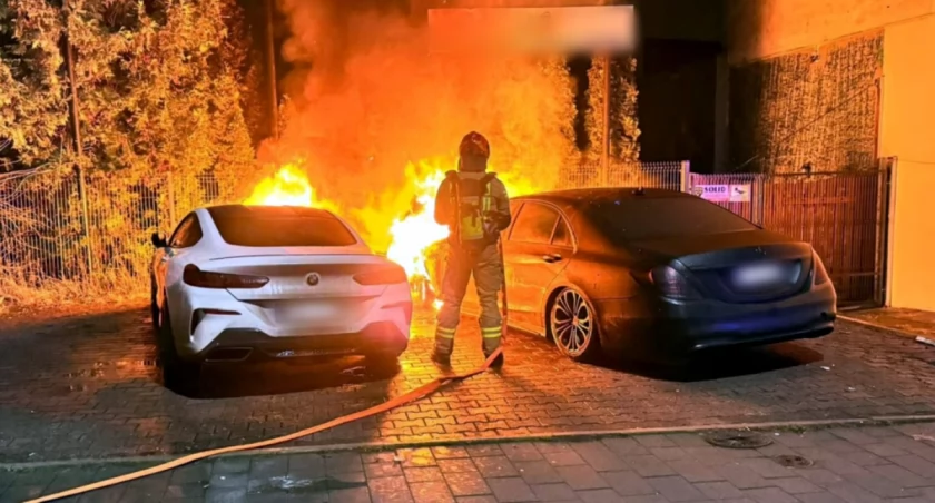 Mercedes i BMW w ogniu. Drogie samochody spłonęły w Zawodziu