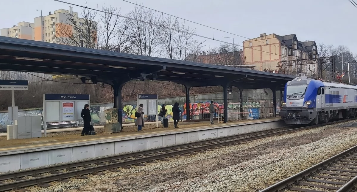 Straszyła podróżnych, ale w końcu jest odnawiana. Powoli zmienia się stacja w Mysłowicach