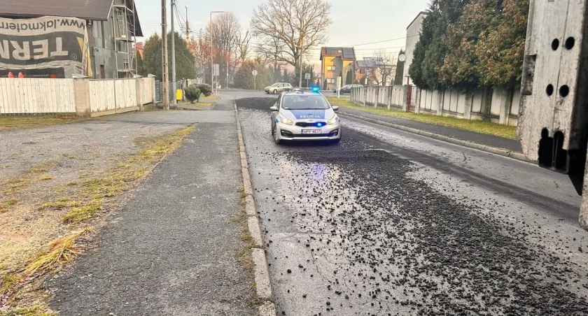 Z samochodu dostawczego na drogę wysypywał się węgiel. Kierowca stanie przed sądem