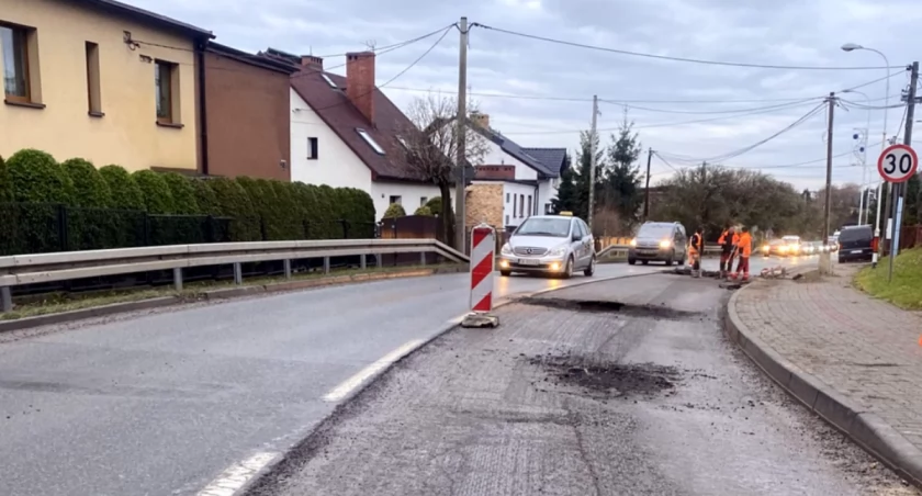 Kierowcy 1,5 miesiąca czekali na asfalt. Kończą się utrudnienia w Kostuchnie