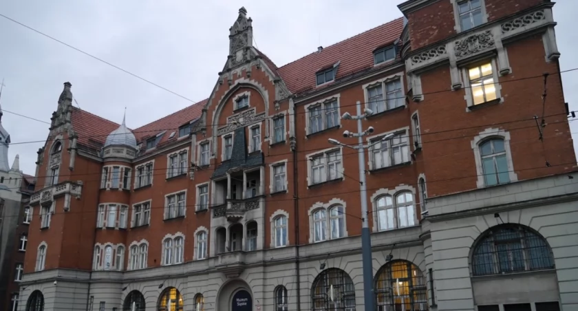 Muzeum Śląskie zabezpiecza byłą siedzibę przy rynku. Nadal nie wiadomo, co będzie dalej z budynkiem 