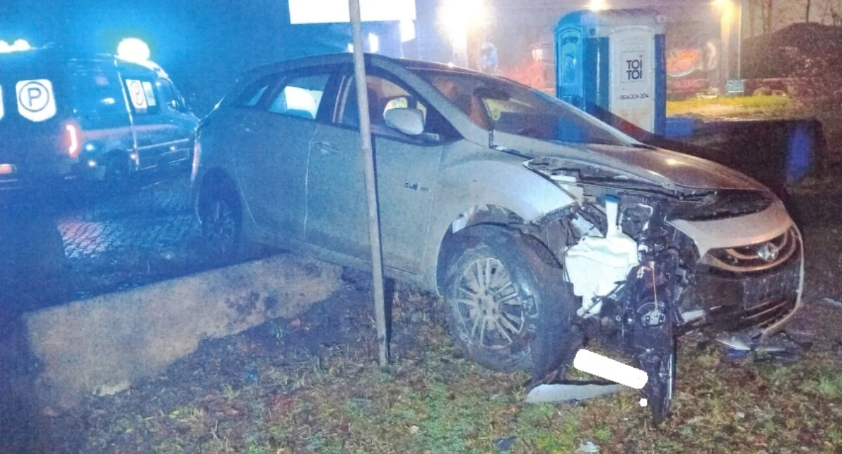 Kierowca minął patrol Straży Miejskiej i uderzył w bariery. Chciał odejść jakby nic się nie stało