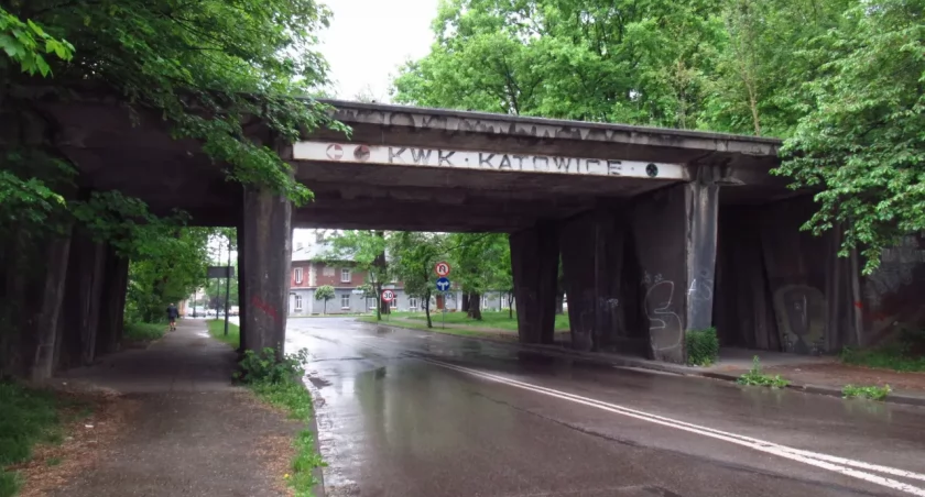 Charakterystyczny wiadukt bocznicy KWK Katowice zostanie rozebrany. „Utracił swoją funkcję użytkową”