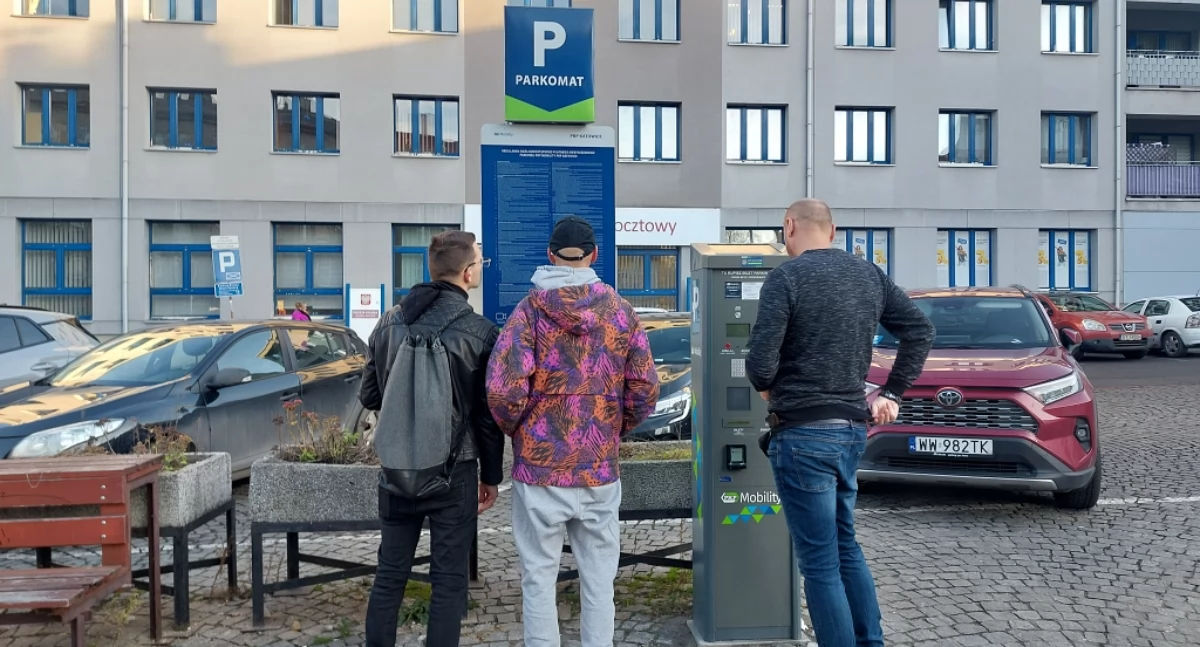 Przebudowy placu nie widać, ale za to PKP wprowadzają nowe zasady parkingowe przy dworcu