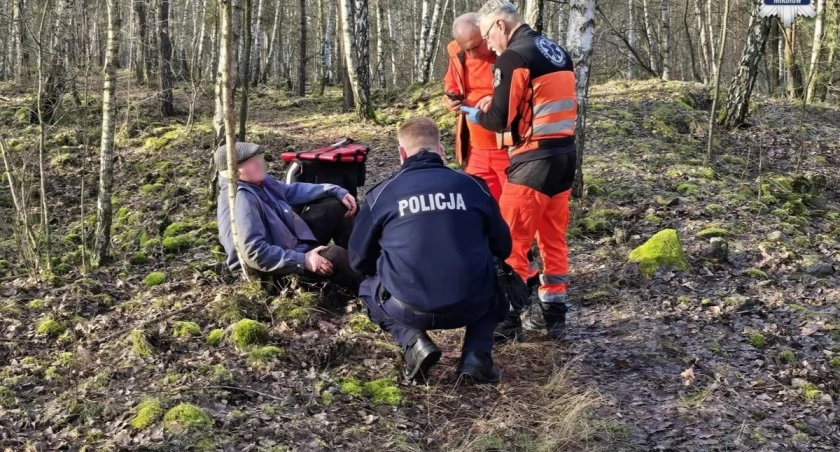 Biegając po lesie zauważyła siedzącego na ziemi starszego mężczyznę. Błąkał się od 20 godzin