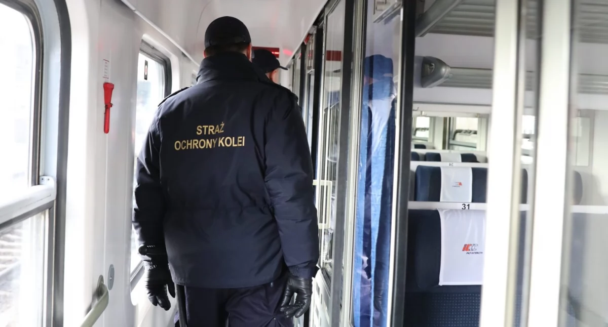 Pasażer pociągu mówił, że jest funkcjonariuszem BOR. W jego plecaku znaleziono nóż