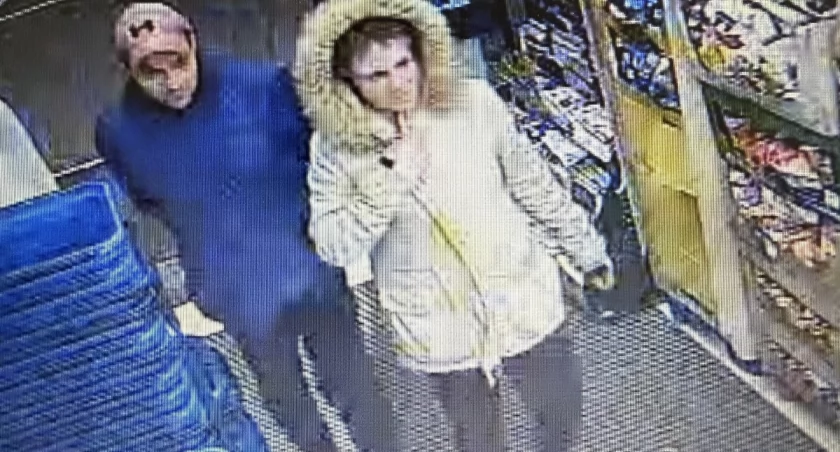 Najpierw ukradli portfel, a potem płacili skradzioną kartą. Szuka ich policja