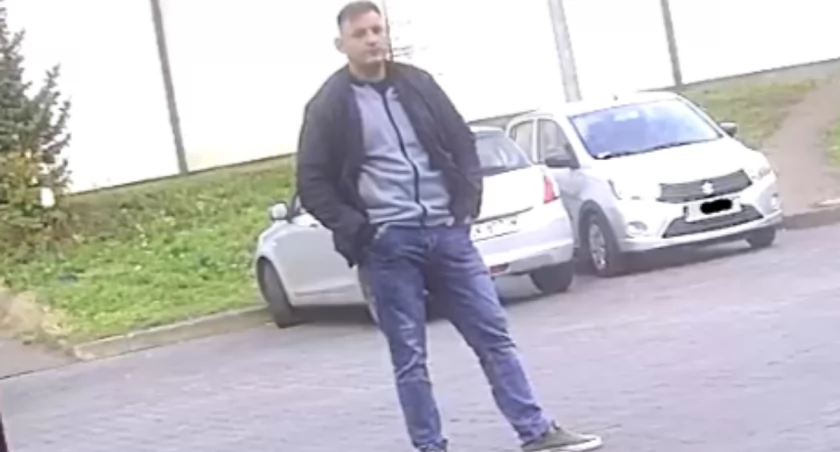 Ukradł z Biedronki alkohol razem z koszykiem. Policja publikuje zdjęcia podejrzewanego