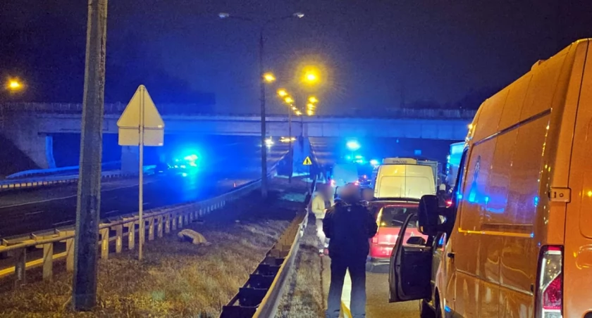 Zablokowany ruch na S86. Ktoś stał na kładce nad drogą