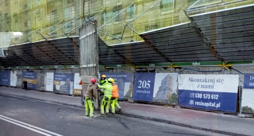 Kilkumetrowa płyta spadła z 27 metrów na drogę. Inwestor apartamentowca wyjaśnia co się stało