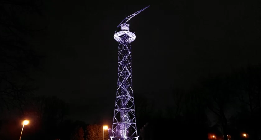 Wieża spadochronowa w nowej odsłonie. Trwają próby iluminacji