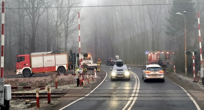 Akcja służb na torach w Katowicach. Mężczyzna położył się przed nadjeżdżającym pociągiem