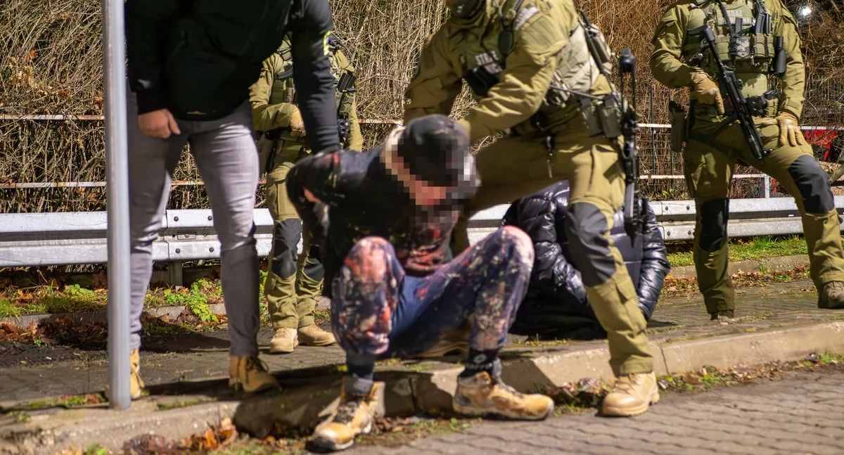 Zarabiali na przerzucie imigrantów z Afryki do Europy. W gangu działali pseudokibice
