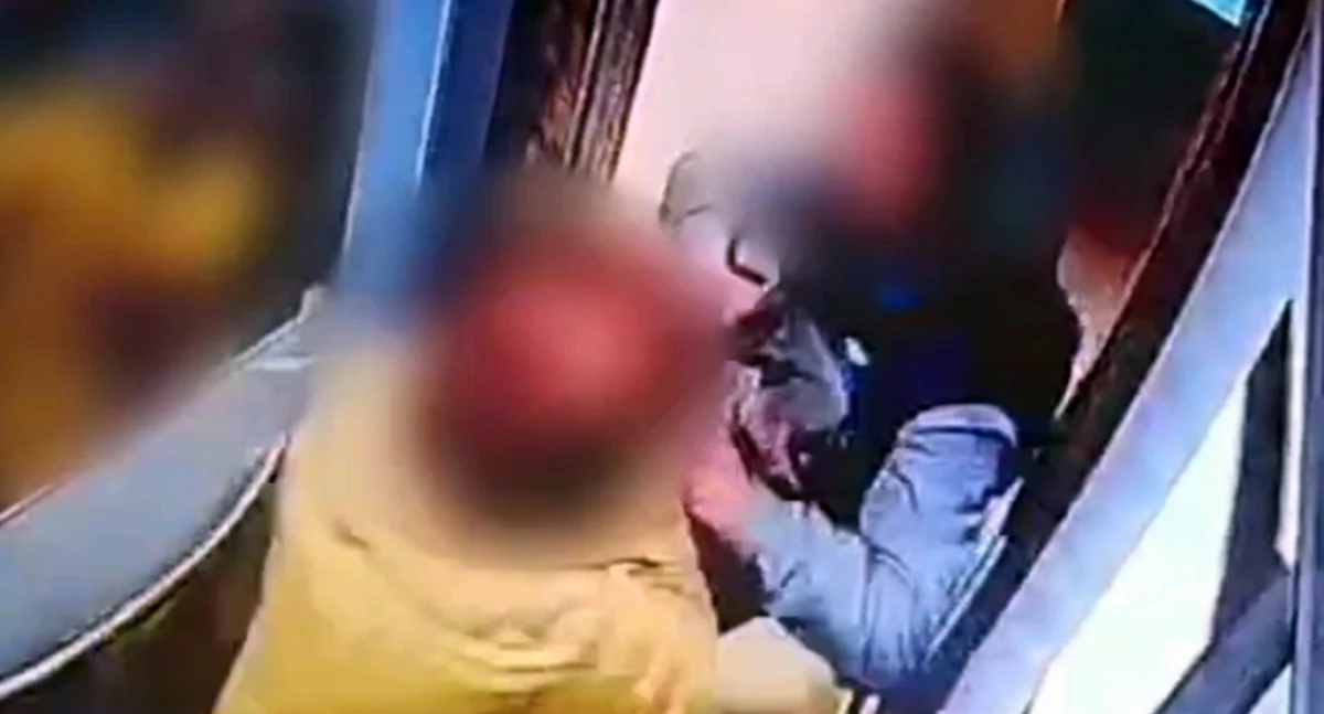 Wszedł do windy, uderzył kobietę i wyrywał jej torebkę. Policja publikuje nagranie