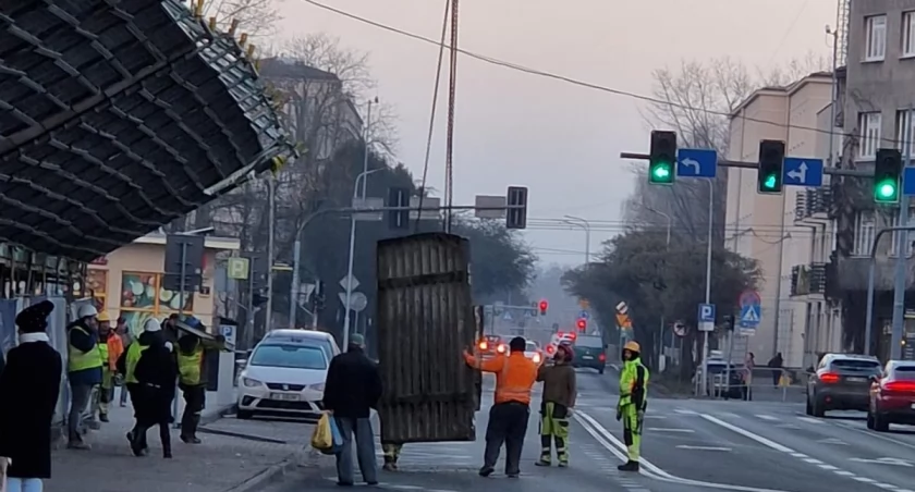 Ważąca 600 kg płyta spadła na ulicę z 27 metrów. Jest nagranie, kara dla kierownika budowy i postępowanie policji