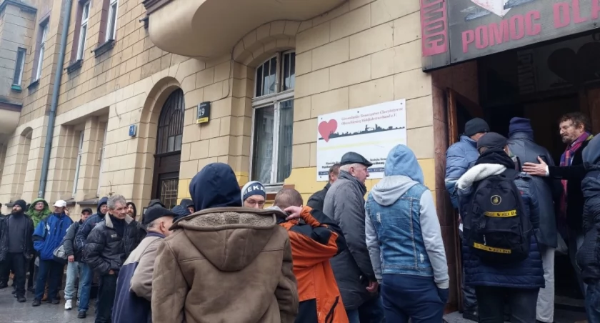 Katowice obcięły liczbę posiłków dla potrzebujących. MOPS sprawdza w jadłodajniach czy bezdomny jest z Katowic
