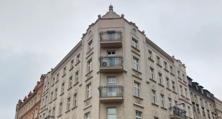 Ponad 100-letnia kamienica odzyskała dawny blask. Wyróżnia się na tle innych budynków