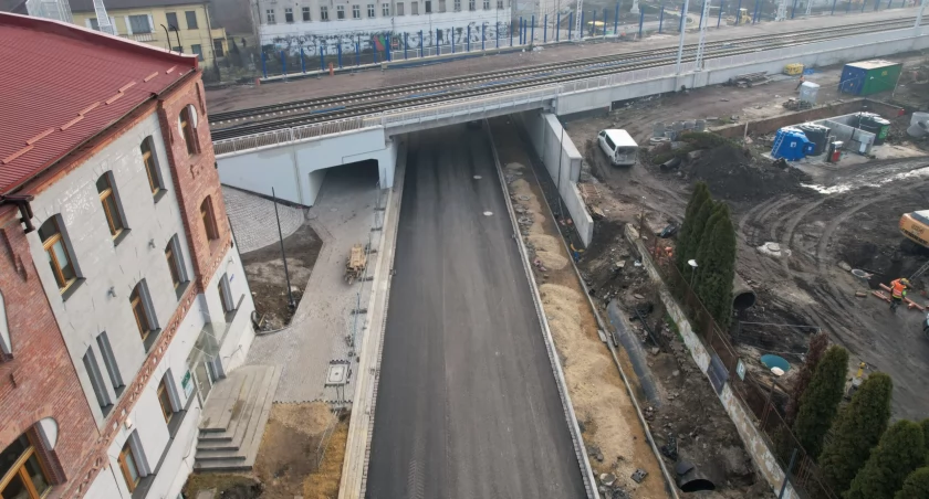 Pierwszy wiadukt na przebudowanej linii kolejowej Będzin - Katowice Szopienice jest już gotowy